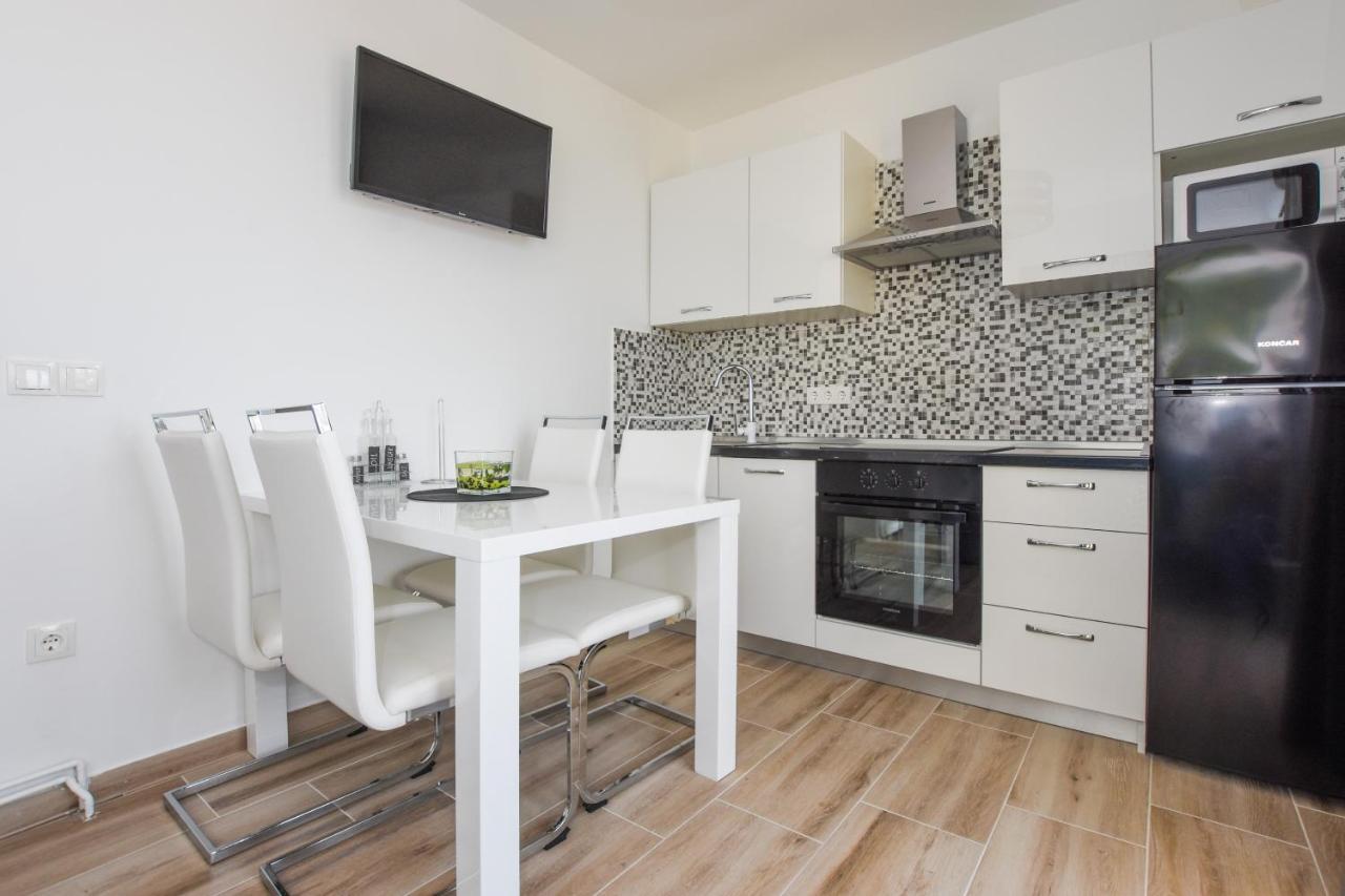 Apartament Plazibat *
