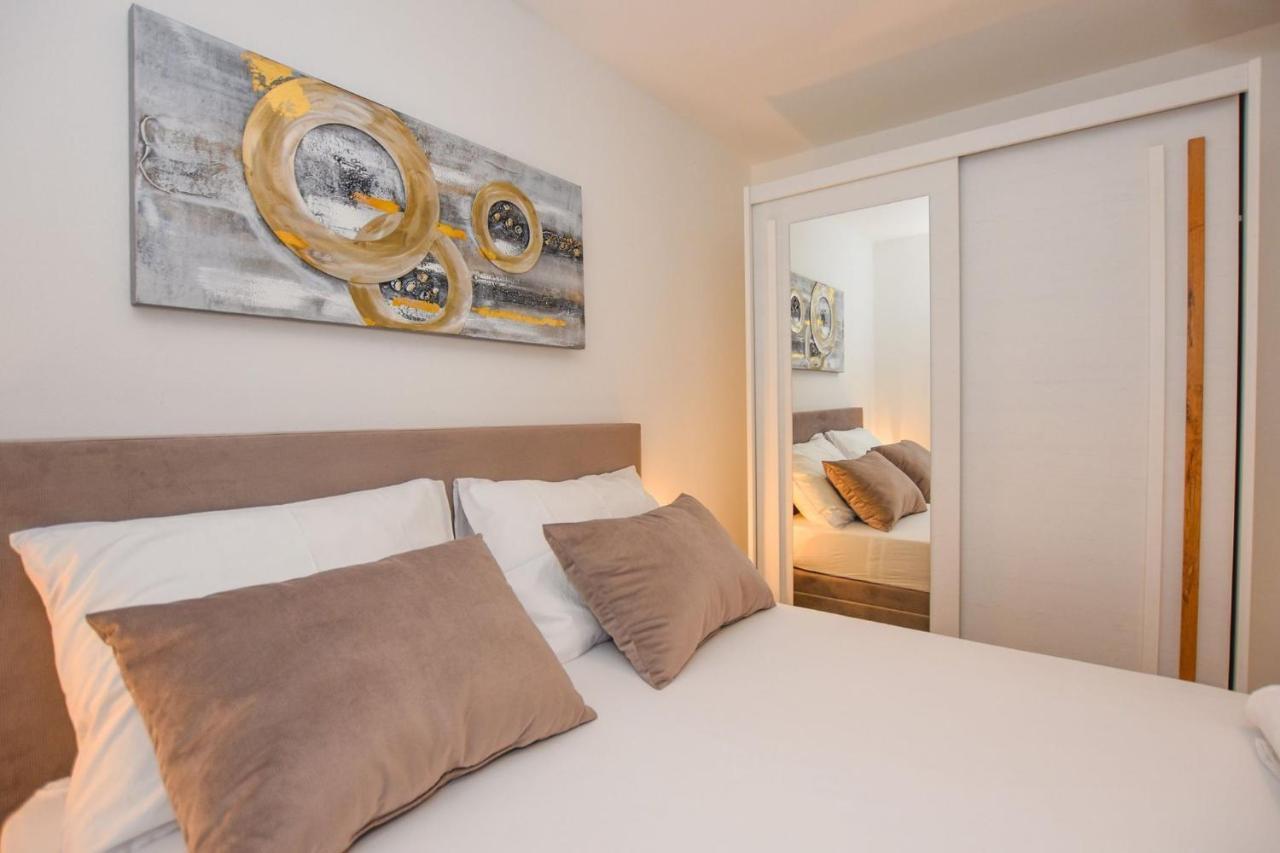 Apartament Plazibat *
